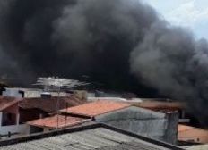 Imagem de Incêndio de grandes proporções atinge casa na Cidade Baixa