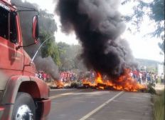 Imagem de Integrantes do MST fecham trechos de rodovias na Bahia em protesto contra a prisão do ex-presidente Lula