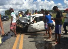 Imagem de Homem morre e mulher fica gravemente ferida após carro bater em carreta na BR-101, no sul da Bahia