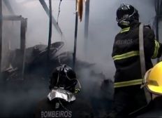Imagem de Incêndio destrói bar e deixa parte de avenida interditada no sul da Bahia