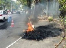 Imagem de Estudantes queimam pneus na avenida Garibaldi e pedem fim da greve na Ufba
