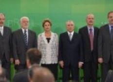 Imagem de Dilma dá posse a novos ministros na tarde desta segunda-feira