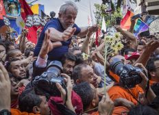 Imagem de Prisão de Lula impulsiona filiações, e PT lança campanha com o nome do petista