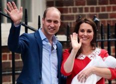 Imagem de Kate Middleton e príncipe William deixam hospital com o terceiro filho