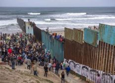 Imagem de Caravana com 200 refugiados tentam entrar nos EUA pelo México
