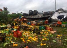 Imagem de Caminhão carregado de frutas capota e deixa quatro feridos