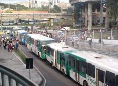 Imagem de Rodoviários fazem protesto e impedem que ônibus saiam da Estação Acesso Norte