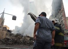 Imagem de Bombeiros alcançam o segundo subsolo de prédio que desabou no centro de SP