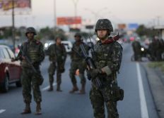Imagem de Exército entrega 100 fuzis para batalhão da PM no Rio de Janeiro