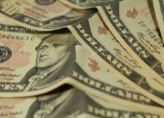 Imagem de  Dólar opera abaixo de R$ 3,80 pela primeira vez em um mês