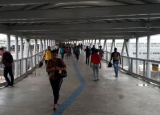 Imagem de Com greve de ônibus em Salvador, metrô tem movimento intenso