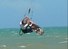 Imagem de Italiano morre após cair de altura de 30 metros enquanto praticava kitesurf em praia de Porto Seguro