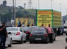 Imagem de Acompanhe o 4º dia de greve dos caminhoneiros pelo Brasil