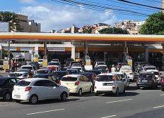 Imagem de Com medo que combustível acabe, motoristas de Salvador fazem filas em postos