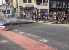 Imagem de Grupo faz manifestação e queima pneus em Periperi