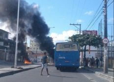 Imagem de Manifestantes bloqueiam trânsito na Ribeira