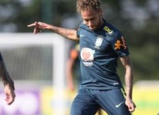 Imagem de Neymar treina entre os titulares e deve começar em campo no amistoso