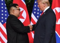 Imagem de Trump e Kim dão aperto de mãos histórico em Singapura