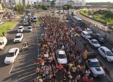 Imagem de Servidores municipais fazem protesto e deixam trânsito lento em Salvador