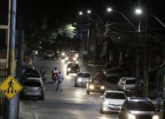 Imagem de Ladrões se aproveitam de postes com lâmpadas queimadas e fazem assaltos em bairro de Salvador