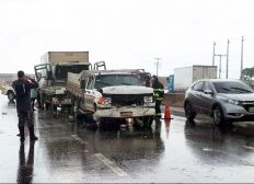 Imagem de Batida entre caminhões congestiona CIA-Aeroporto e deixa 4 pessoas feridas