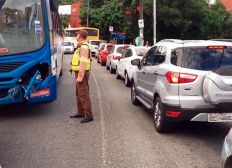 Imagem de Acidente entre ônibus e carros deixa trânsito lento no bairro da Federação