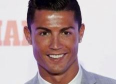 Imagem de Cristiano Ronaldo recebe sua 4ª Chuteira de Ouro e diz querer mais