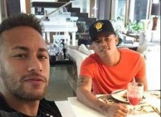 Imagem de Neymar reaparece em foto ao lado de amigo em Angra: 'Juntos nas horas tristes também'