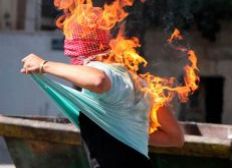 Imagem de Manifestante ateia fogo no próprio corpo