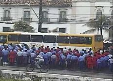 Imagem de Protesto de estudantes deixa trânsito congestionado na Avenida Jequitaia