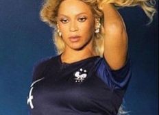 Imagem de Beyoncé usa camisa da seleção francesa durante show em Paris após vitória na Copa do Mundo