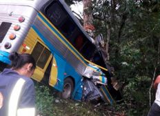 Imagem de Acidente com ônibus de turismo deixa mortos e feridos no sul da Bahia
