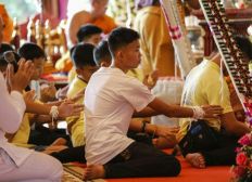 Imagem de Meninos da caverna da Tailândia participam de cerimônia budista