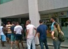 Imagem de Torcedores fazem longas filas para comprar ingresso de Vitória e Paraná
