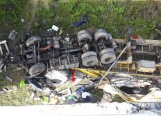 Imagem de Homem morre após caminhão despencar de ponte no sul da Bahia