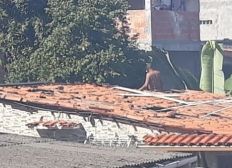 Imagem de Homem quebra telhados, desafia a PM e se mantém 12 horas em telhado na Liberdade