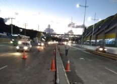 Imagem de Transalvador constrói novo canteiro divisor de pista na Avenida Tancredo Neves