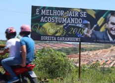 Imagem de Bolsonaro aproveita brecha na lei e se beneficia com outdoors pelo país