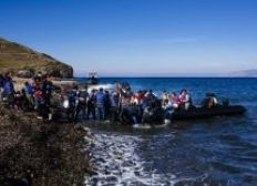 Imagem de Choque entre barco grego e bote de refugiados deixa desaparecidos