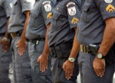 Imagem de Quatro policiais são presos suspeitos de não combater milícia no Rio