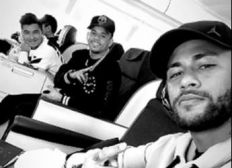 Imagem de Com 'parças', Neymar viaja à China para se reapresentar no PSG