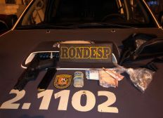 Imagem de Pistola turca, R$ 1 mil e porções de drogas são apreendidos em São Cristóvão