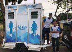 Imagem de Engenheiro e empresário criam cabine de banho itinerante para moradores de rua em  SP
