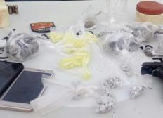 Imagem de Pistola de uso restrito e cerca de 500 porções de drogas apreendidas em Itaparica