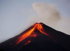 Imagem de Vulcão de Fogo da Guatemala tem forte explosão