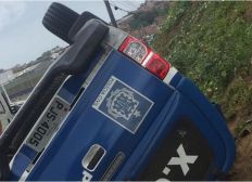 Imagem de Após acidente, viatura da Polícia Civil capota em Pirajá