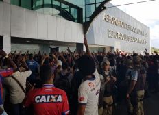Imagem de Torcida do Bahia enche aeroporto em véspera de decisão