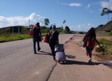 Imagem de Venezuelanos atravessam a fronteira após ataques em RR