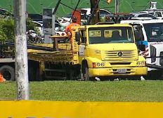 Imagem de Carga de ferro cai de caminhão e bloqueia acesso de retorno do viaduto Luís Eduardo Magalhães