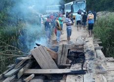 Imagem de Grupo queima ponte em protesto por problemas estruturais e moradores ficam 'ilhados' no sul da Bahia